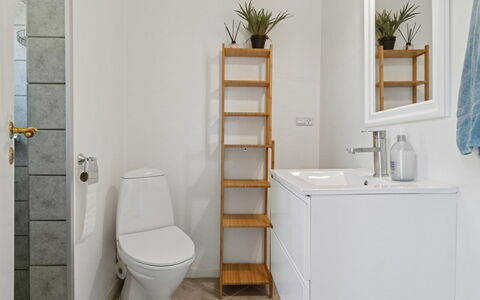 Ømund - 600M to the Fjord: Sol, Sol, Design Intérieur, Toilette, Luminaire Plomberie, Siège De Toilette, Pièce, Salle De Bains, Plomberie, Tuile