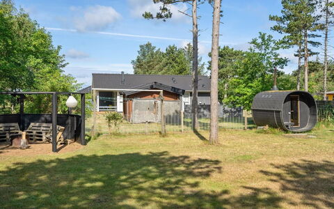 Sahra - 200M from the Sea: Herbe, Arbuste, Maison, Jardin, Domicile, Chalet, Lot Terre, Pelouse, Couverture De Sol