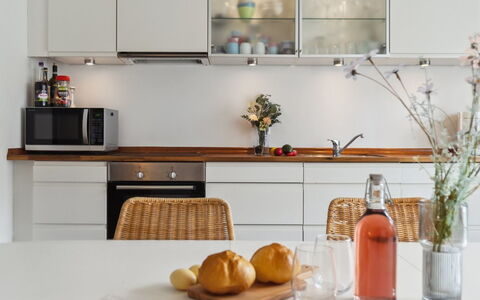 Galia - 2Km from the Sea: Cuisine, Comptoir, Meubles, Design Intérieur, Cabinetry, Appareil De Cuisine, Sol, Bois, Luminaire, Électroménager
