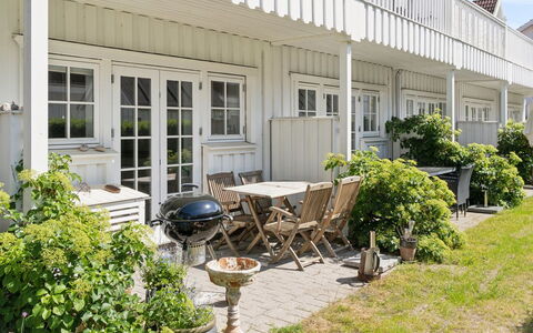 Galia - 2Km from the Sea: Arbuste, Jardin, Ombre, Cour, Pot De Fleur, Biens, Aménagement Paysager, Fenêtre À Guillotine, Siding, Plante D'Appartement