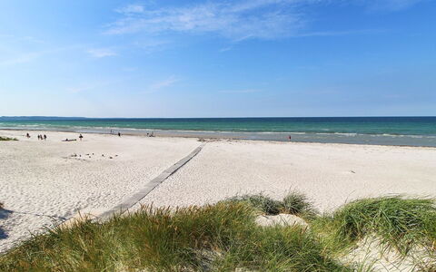 Merina - 700M from the Sea: Toit, Maison, Lot Terre, Domicile, Chalet, Biens, Batiments Jardin, Ombre, Cabane En Rondins, Aménagement Paysager
