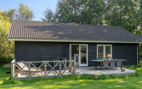 Pietari - 1.2Km from the Sea: Herbe, Arbuste, Maison, Jardin, Domicile, Chalet, Lot Terre, Pelouse, Couverture De Sol