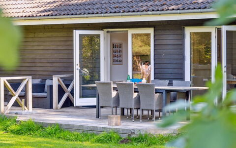 Pietari - 1.2Km from the Sea: Herbe, Arbuste, Maison, Jardin, Domicile, Chalet, Lot Terre, Pelouse, Couverture De Sol