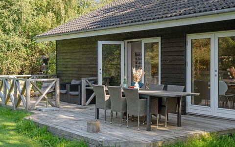 Pietari - 1.2Km from the Sea: Herbe, Arbuste, Maison, Jardin, Domicile, Chalet, Lot Terre, Pelouse, Couverture De Sol