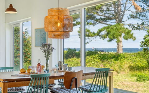 Gjorgje - 100M from the Sea: Toit, Maison, Domicile, Chalet, Siding, Biens, Allée, Batiments Jardin, Cour, Cabanon