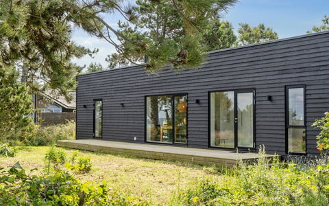 Gjorgje - 100M from the Sea: Toit, Maison, Domicile, Chalet, Siding, Biens, Allée, Batiments Jardin, Cour, Cabanon