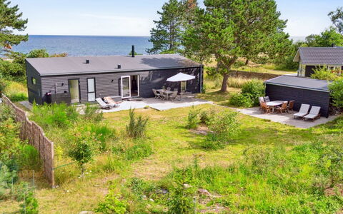 Gjorgje - 100M from the Sea: Toit, Maison, Domicile, Chalet, Siding, Biens, Allée, Batiments Jardin, Cour, Cabanon