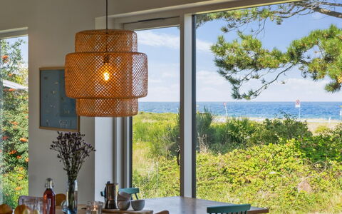 Gjorgje - 100M from the Sea: Toit, Maison, Domicile, Chalet, Siding, Biens, Allée, Batiments Jardin, Cour, Cabanon