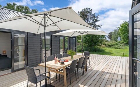 Henrik - 100M from the Sea: Piscine, Mobilier De Jardin, Meubles, Recours, Dalle, Eco Hôtel, Ombre, Chaise, Loisir, Biens