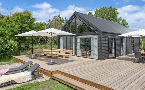 Henrik - 100M from the Sea: Piscine, Mobilier De Jardin, Meubles, Recours, Dalle, Eco Hôtel, Ombre, Chaise, Loisir, Biens