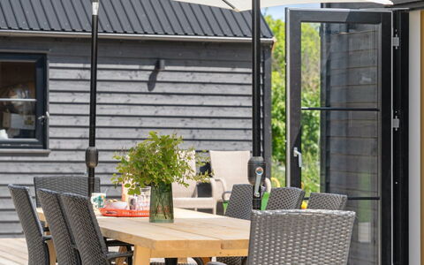 Henrik - 100M from the Sea: Piscine, Mobilier De Jardin, Meubles, Recours, Dalle, Eco Hôtel, Ombre, Chaise, Loisir, Biens