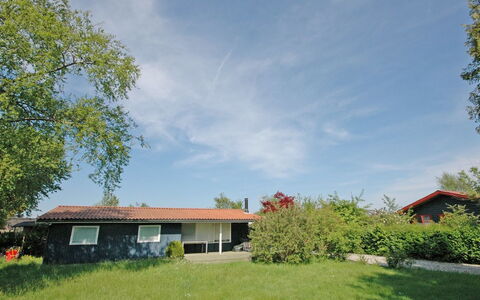 Yari - 250M from the Sea: Toit, Domicile, Porte, Chalet, Ombre, Siding, Cour, Biens, Arrière-Cour