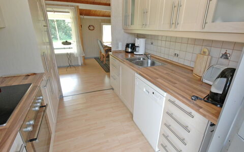 Yari - 250M from the Sea: Toit, Domicile, Porte, Chalet, Ombre, Siding, Cour, Biens, Arrière-Cour