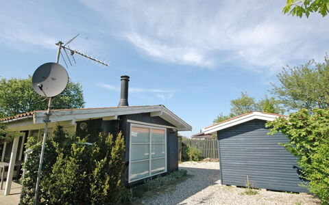 Yari - 250M from the Sea: Toit, Domicile, Porte, Chalet, Ombre, Siding, Cour, Biens, Arrière-Cour
