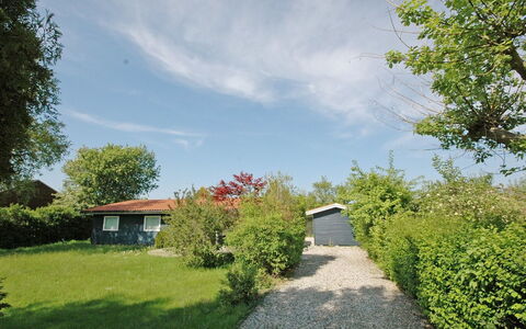 Yari - 250M from the Sea: Toit, Domicile, Porte, Chalet, Ombre, Siding, Cour, Biens, Arrière-Cour