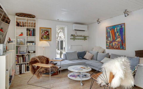 Eeli - 150M from the Sea: Meubles, Design Intérieur, Canapé, Sol, Mur, Salon, Bois, Sol, Plafond, Domicile