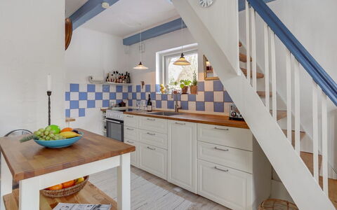 Eeli - 150M from the Sea: Sol, Meubles, Design Intérieur, Bois, Sol, Plafond, Cabinetry, Comptoir, Cuisine, Domicile