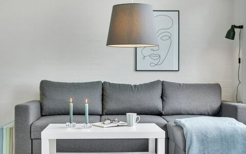 Skalk - 300M from the Sea: Meubles, Sol, Design Intérieur, Canapé, Sol, Salon, Table, Throw Pillow, Pièce, Oreiller