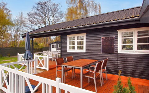 Enola - 900M from the Sea: Bois, Maison, Porche, Domicile, Toit, Chalet, Plate-Forme, Dur, Porte, Tache De Bois