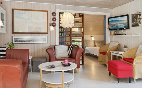 Arild - 10M from the Sea: Meubles, Design Intérieur, Sol, Sol, Bois, Table, Chaise, Plafond, Pièce, Salon