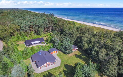 Gulborg - 25M from the Sea: Toit, Maison, Domicile, Chalet, Siding, Biens, Allée, Batiments Jardin, Cour, Cabanon