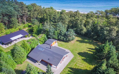 Gulborg - 25M from the Sea: Toit, Maison, Domicile, Chalet, Siding, Biens, Allée, Batiments Jardin, Cour, Cabanon