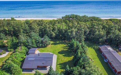 Gulborg - 25M from the Sea: Toit, Maison, Domicile, Chalet, Siding, Biens, Allée, Batiments Jardin, Cour, Cabanon
