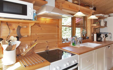 Gulborg - 25M from the Sea: Toit, Maison, Domicile, Chalet, Siding, Biens, Allée, Batiments Jardin, Cour, Cabanon