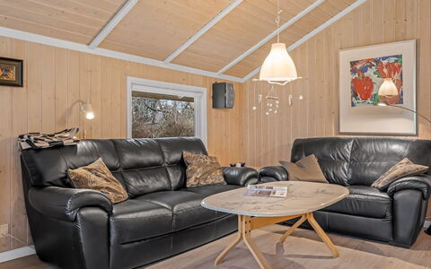 Uta - 300M from the Sea: Meubles, Bois, Design Intérieur, Parquet, Sol, Sol, Canapé, Salon, Domicile, Pièce