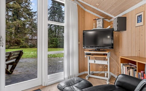 Uta - 300M from the Sea: Bois, Design Intérieur, Plafond, Sol, Meubles, Sol, Domicile, Pièce, Porte, Salon