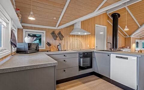 Uta - 300M from the Sea: Cuisine, Bois, Plafond, Principaux Appliance, Comptoir, Design Intérieur, Sol, Appareil De Cuisine, Sol, Électroménager