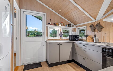 Uta - 300M from the Sea: Bois, Plafond, Design Intérieur, Sol, Domicile, Sol, Cuisine, Cabinetry, Dur, Principaux Appliance