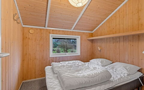 Uta - 300M from the Sea: Bois, Plafond, Chambre, Design Intérieur, Domicile, Sol, Lit, Pièce, Dur, Tache De Bois