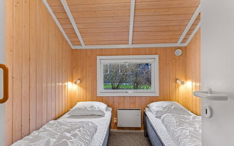 Uta - 300M from the Sea: Bois, Chambre, Plafond, Design Intérieur, Sol, Sol, Lit, Literie, Tache De Bois, Pièce