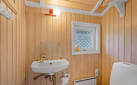 Uta - 300M from the Sea: Mur, Bois, Luminaire Plomberie, Sol, Sol, Plafond, Design Intérieur, Lavabo, Pièce, Salle De Bains