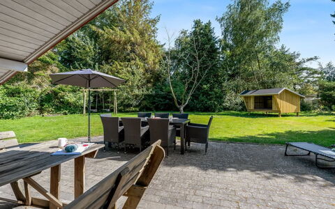 Uta - 300M from the Sea: Bois, Maison, Toit, Architecture, Domicile, Porte, Chalet, Siding, Batiments Jardin, Conception