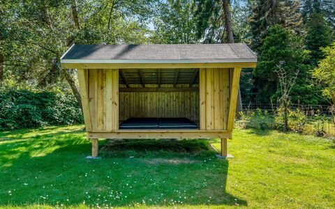 Uta - 300M from the Sea: Bois, Maison, Toit, Architecture, Domicile, Porte, Chalet, Siding, Batiments Jardin, Conception