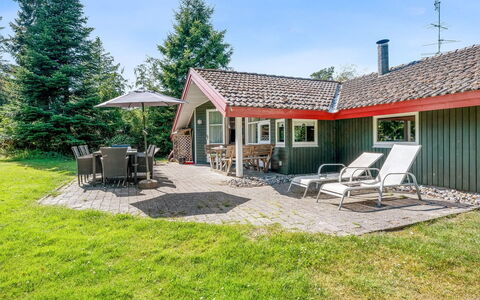 Uta - 300M from the Sea: Bois, Maison, Toit, Architecture, Domicile, Porte, Chalet, Siding, Batiments Jardin, Conception