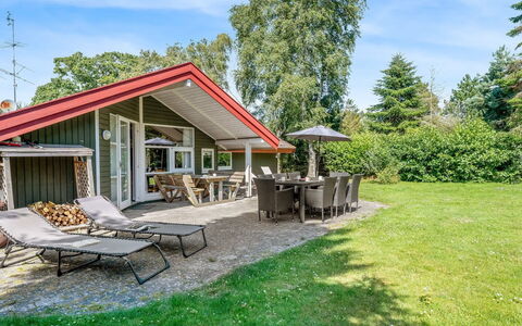 Uta - 300M from the Sea: Herbe, Maison, Toit, Domicile, Chalet, Arbuste, Lot Terre, Zone Rurale, Ferme, Couverture De Sol
