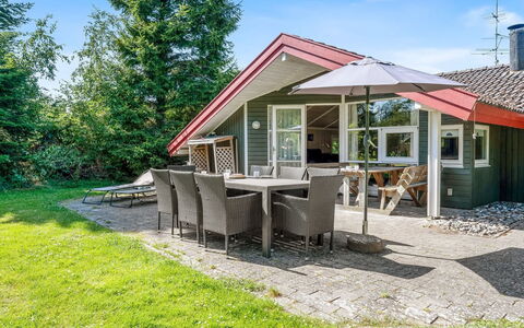 Uta - 300M from the Sea: Herbe, Maison, Toit, Domicile, Chalet, Arbuste, Lot Terre, Zone Rurale, Ferme, Couverture De Sol