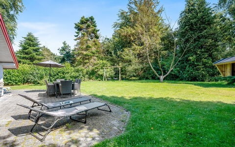 Uta - 300M from the Sea: Herbe, Maison, Toit, Domicile, Chalet, Arbuste, Lot Terre, Zone Rurale, Ferme, Couverture De Sol