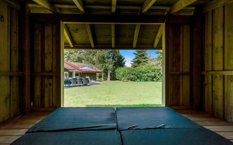 Uta - 300M from the Sea: Herbe, Maison, Toit, Domicile, Chalet, Arbuste, Lot Terre, Zone Rurale, Ferme, Couverture De Sol