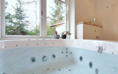 Fernande - 150M from the Sea: Baignoire, Luminaire Plomberie, Salle De Bains, Design Intérieur, Plomberie, Robinet, Pièce, Jacuzzi, Plafond