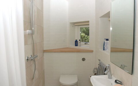 Fernande - 150M from the Sea: Salle De Bains, Luminaire Plomberie, Mur, Design Intérieur, Toilette, Sol, Sol, Lavabo, Robinet, Plomberie