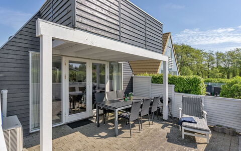 Mijat - 100M from the Sea: Bois, Domicile, Toit, Architecture, Siding, Porte, Porche, Chalet, Ombre, Mobilier De Jardin