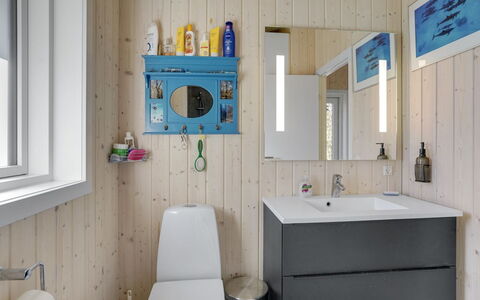 Tancred - 200M from the Sea: Sol, Luminaire Plomberie, Bois, Évier, Sol, Lavabo, Design Intérieur, Salle De Bains, Robinet, Armoire De Toilette