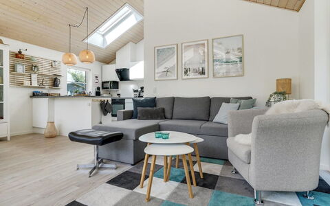 Jelke - 50M from the Sea: Appartement, Ombre, Balcon, Chaise, Clôture, Mobilier De Jardin, Aluminium, Gazon Artificiel