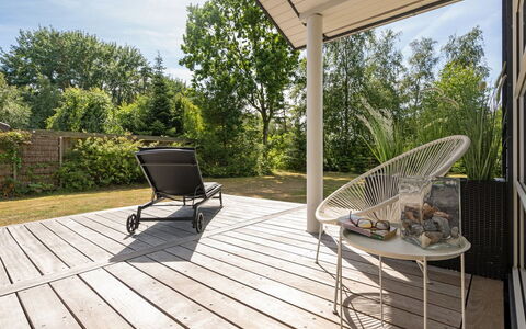 Jelke - 50M from the Sea: Appartement, Ombre, Balcon, Chaise, Clôture, Mobilier De Jardin, Aluminium, Gazon Artificiel
