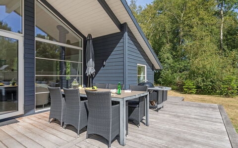 Jelke - 50M from the Sea: Appartement, Ombre, Balcon, Chaise, Clôture, Mobilier De Jardin, Aluminium, Gazon Artificiel