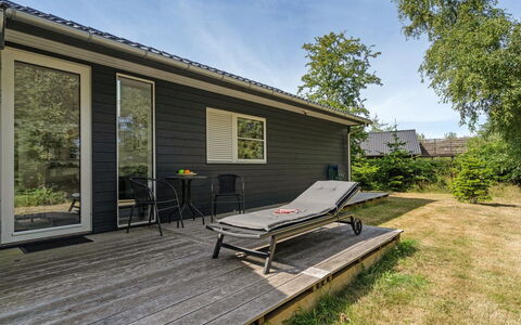 Jelke - 50M from the Sea: Appartement, Ombre, Balcon, Chaise, Clôture, Mobilier De Jardin, Aluminium, Gazon Artificiel
